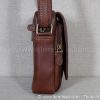 Profil de la petite pochette Katana 36101 en cuir marron