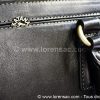 bijouterie katana du côté du dessous du grand sac à main femme en cuir noir