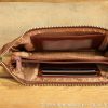 Intérieur de la trousse en cuir véritable marron