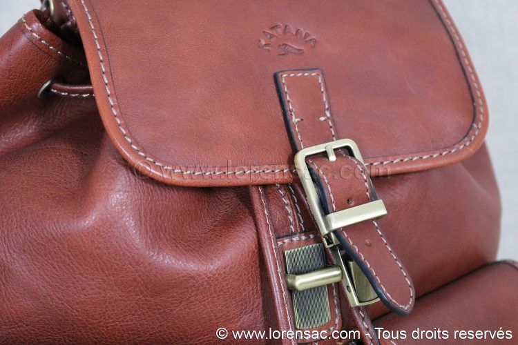 Boucle fermoir du sac à dos marron en cuir Sac à dos femme tendance marron détails boucle