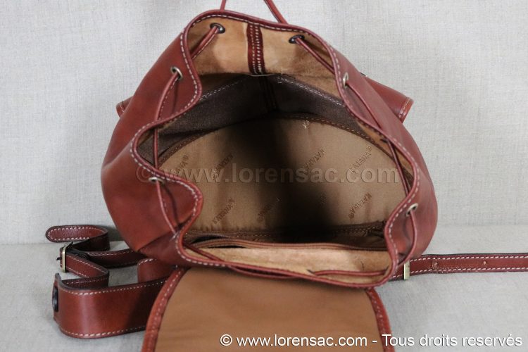 Intérieur beige du sac à dos femme tendance en cuir marron lisse Intérieur du sac à dos femme tendance en cuir marron lisse