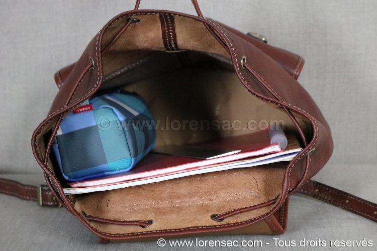 Mise en situation du sac à dos en cuir marron Sac à dos scolaire en cuir tendance marron