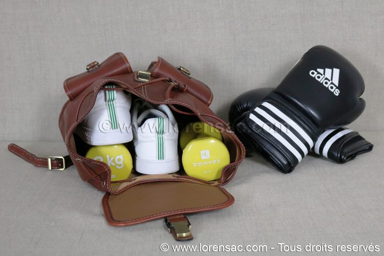Mise en situation du sac à dos femme tendance de sport en cuir marron Sac à dos femme tendance de sport en cuir marron