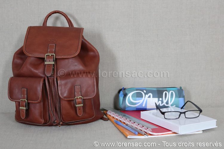 Mise en situation du sac à dos Katana femme marron en cuir Katana sac à dos femme marron en cuir