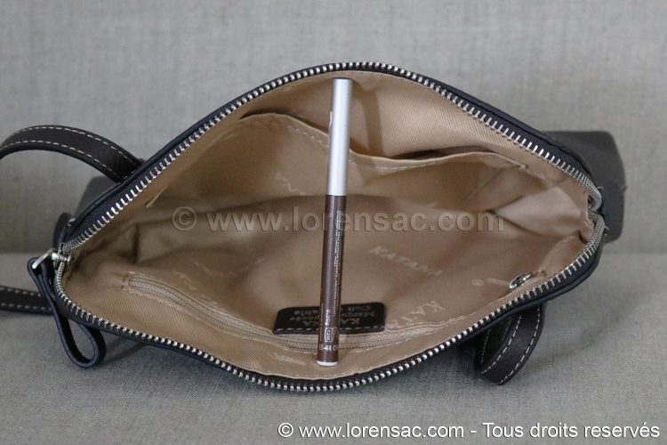 Intérieur avec doublure beige de la pochette pour femme à bandoulière en cuir véritable chocolat Intérieur de la Pochette femme bandoulière en cuir véritable chocolat