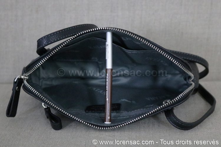 Intérieur avec doublure grise de la pochette pour femme à bandoulière en cuir véritable noir Intérieur de la Pochette femme bandoulière en cuir véritable noire