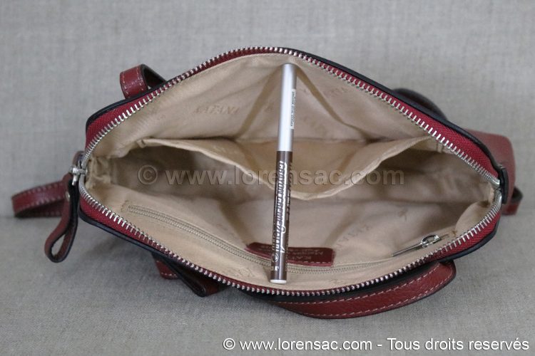 Intérieur avec doublure beige de la pochette pour femme à bandoulière en cuir véritable rouge Intérieur de la Pochette femme bandoulière en cuir véritable rouge