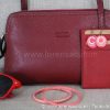 mise en situation de la Pochette femme bandoulière en cuir véritable rouge avec lunettes et un porte carte touge