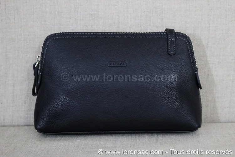 Face avant de la pochette femme bandoulière noire en cuir de vachette Face avant pochette femme bandoulière noire en cuir de vachette