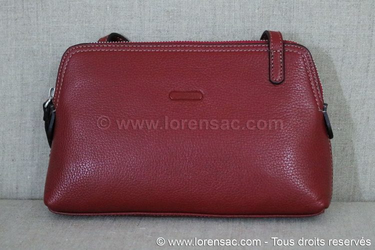 Face avant de la pochette pour femme à bandoulière en cuir véritable rouge Face avant pochette femme bandoulière rouge en cuir de vachette