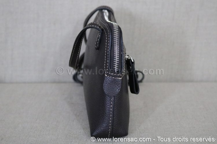 Côté de la pochette pour femme à bandoulière en cuir véritable marron Côté Pochette femme bandoulière en cuir véritable marron fonce