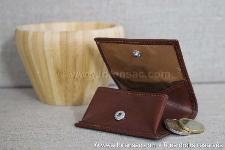 Porte-monnaie en cuir de vachette marron ouvert avec des pièces à côté porte-monnaie cuir italien marron ouvert avec pièces à côté