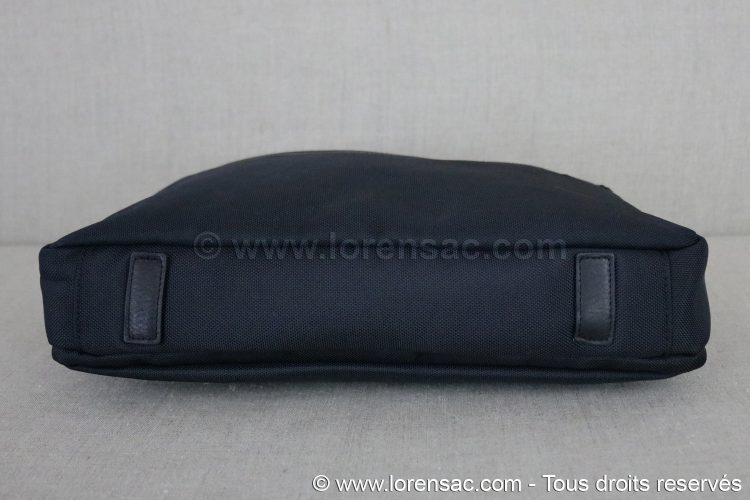 dessous pochette ordinateur noire 15 pouces Dessous de la pochette ordinateur 15 pouces noire