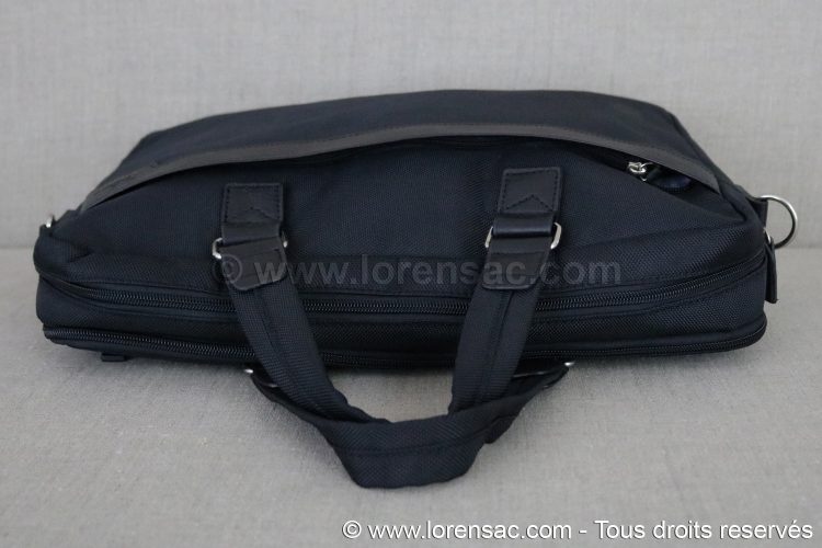 dessus pochette noire ordinateur 15 pouces Vue de dessus de la pochette ordinateur noire 15 pouces