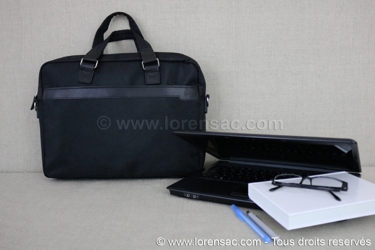 Mise en situation pochette ordinateur 15 pouces noire nylon cuir Mise en situation de la sacoche noire katana