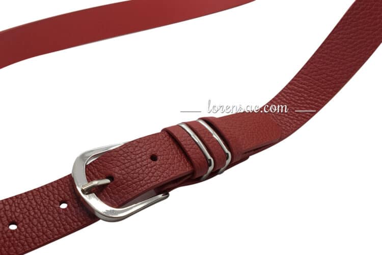 Boucle argentée ceinture cuir rouge femme tendance