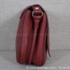 Côté gauche du mini sac à main en cuir vértable rouge