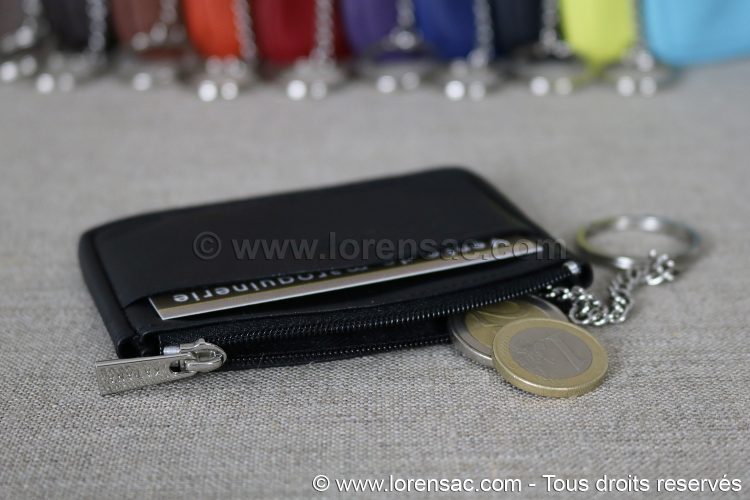 Mise en situation du porte monnaie noir extra plat Photo de mise en situation du porte monnaie extra plat noir cuir