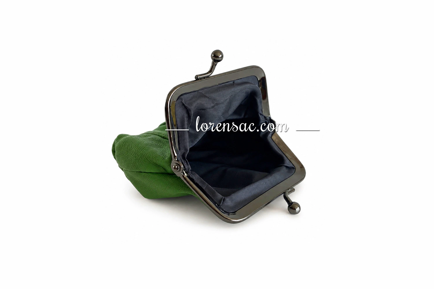 Porte-monnaie rétro en cuir véritable ouvert. Porte monnaie rétro en cuir vert ouvert avec compartiment intérieur