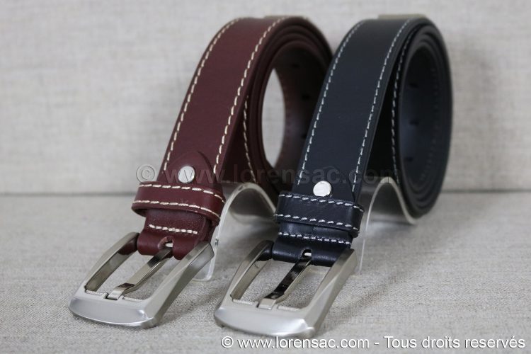 Deux ceintures en cuir 35mm sur présentoir Ceinture en cuir noir et marron 35mm détail boucle