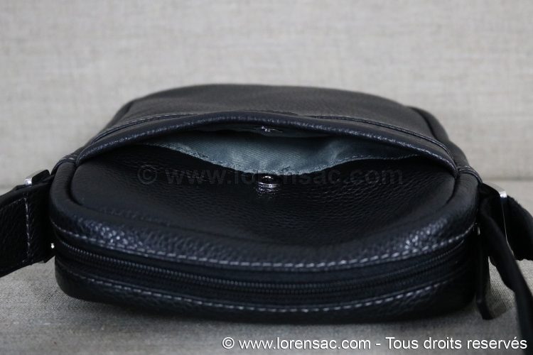 Vue de dessus de la pochette noire pour homme en cuir Vue de dessus de la pochette noire homme en cuir