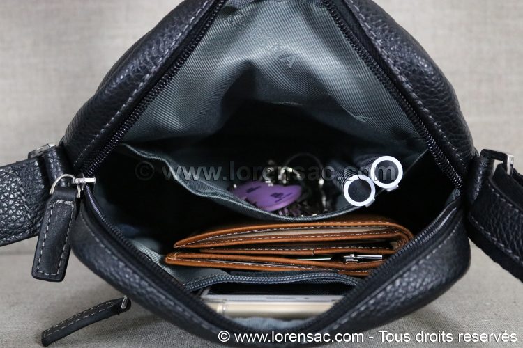 Intérieur de la sacoche cuir Katana garnit avec stylo portefeuille et clés Intérieur de la sacoche Katana noire garnit avec stylo portefeuille et clés