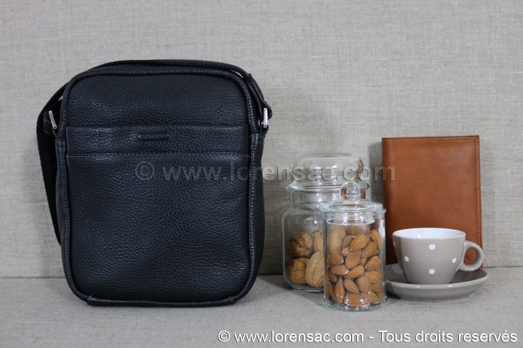 Pochette Katana noire en situation avec portefeuille cuir Pochette Katana noire en situation avec portefeuille