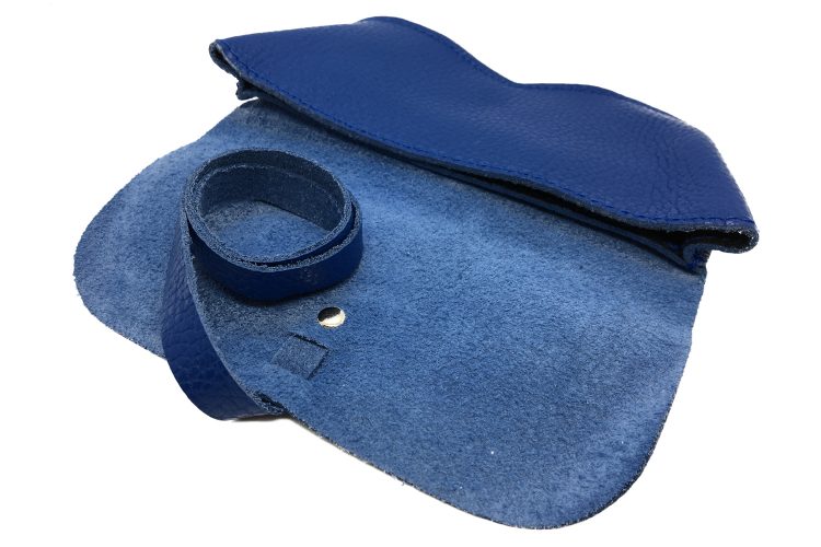 Intérieur etui lunettes bleu forme blague à tabac