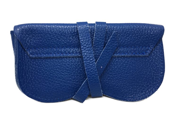 Face arrière de l'étui lunette bleu style blague a tabac en cuir véritable face arrière étui lunettes en cuir bleu